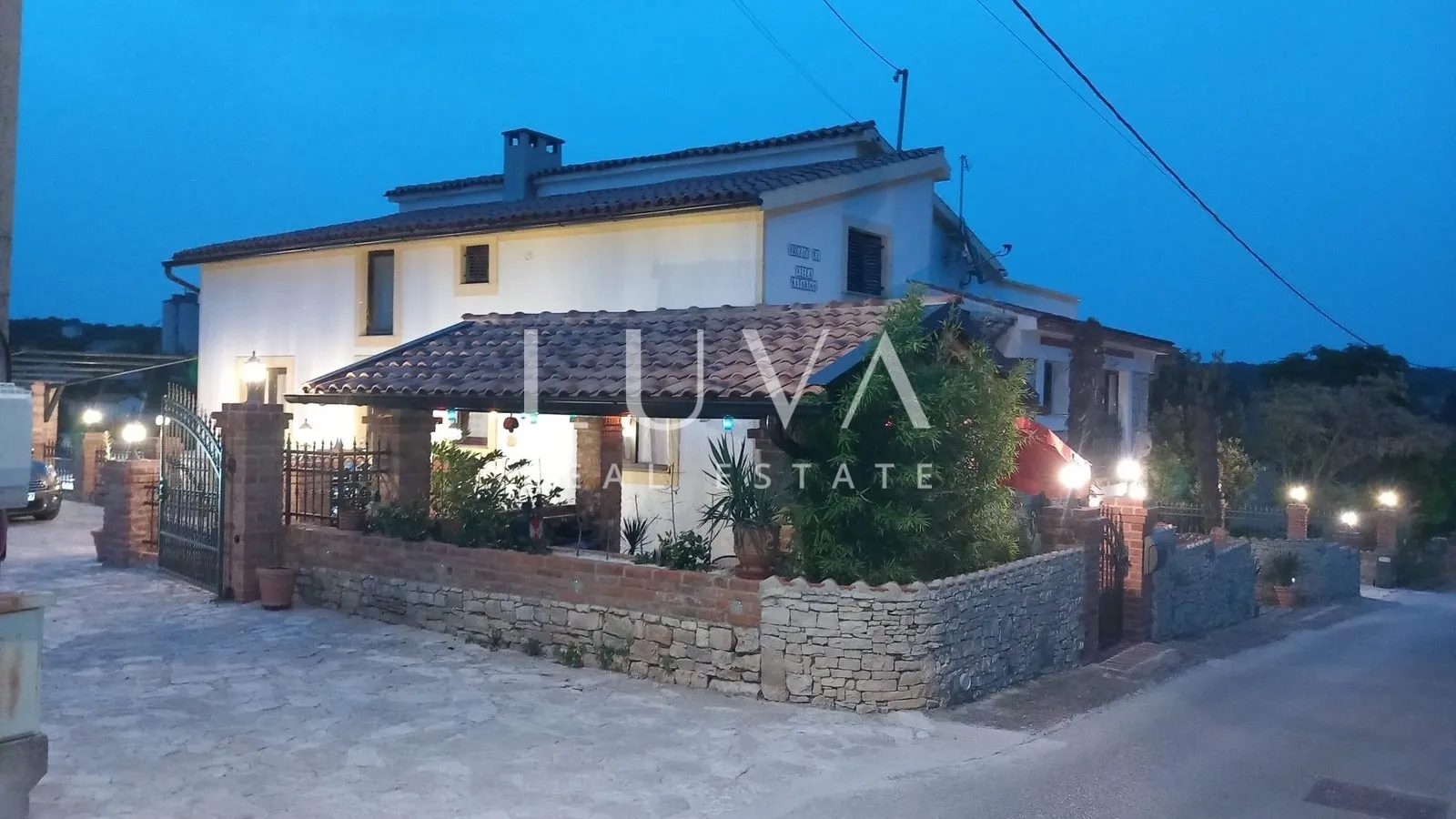 Istra, Višnjan, rustikalna kuća s tri apartmana, 580m2