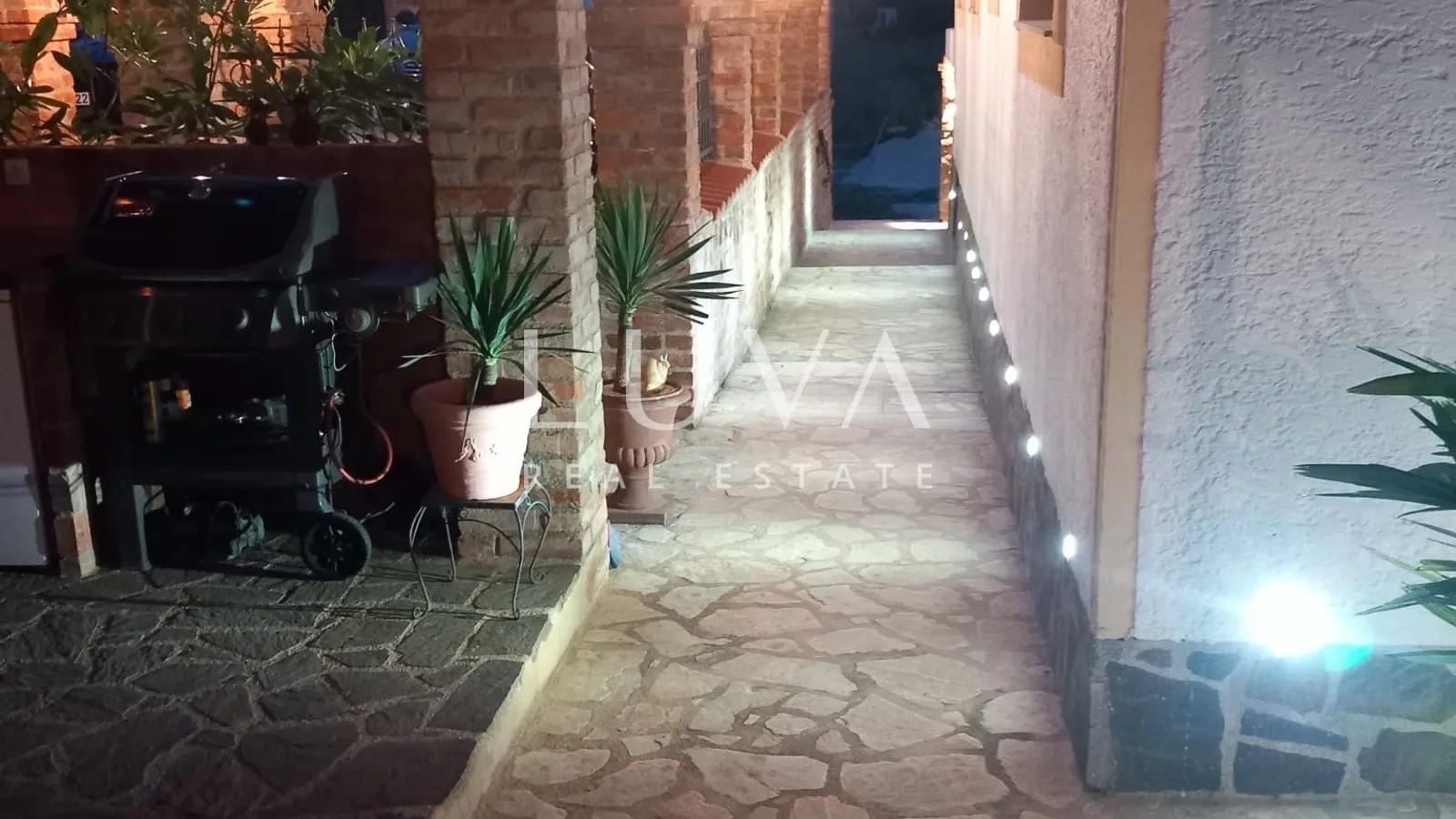 Istra, Višnjan, rustikalna kuća s tri apartmana, 580m2