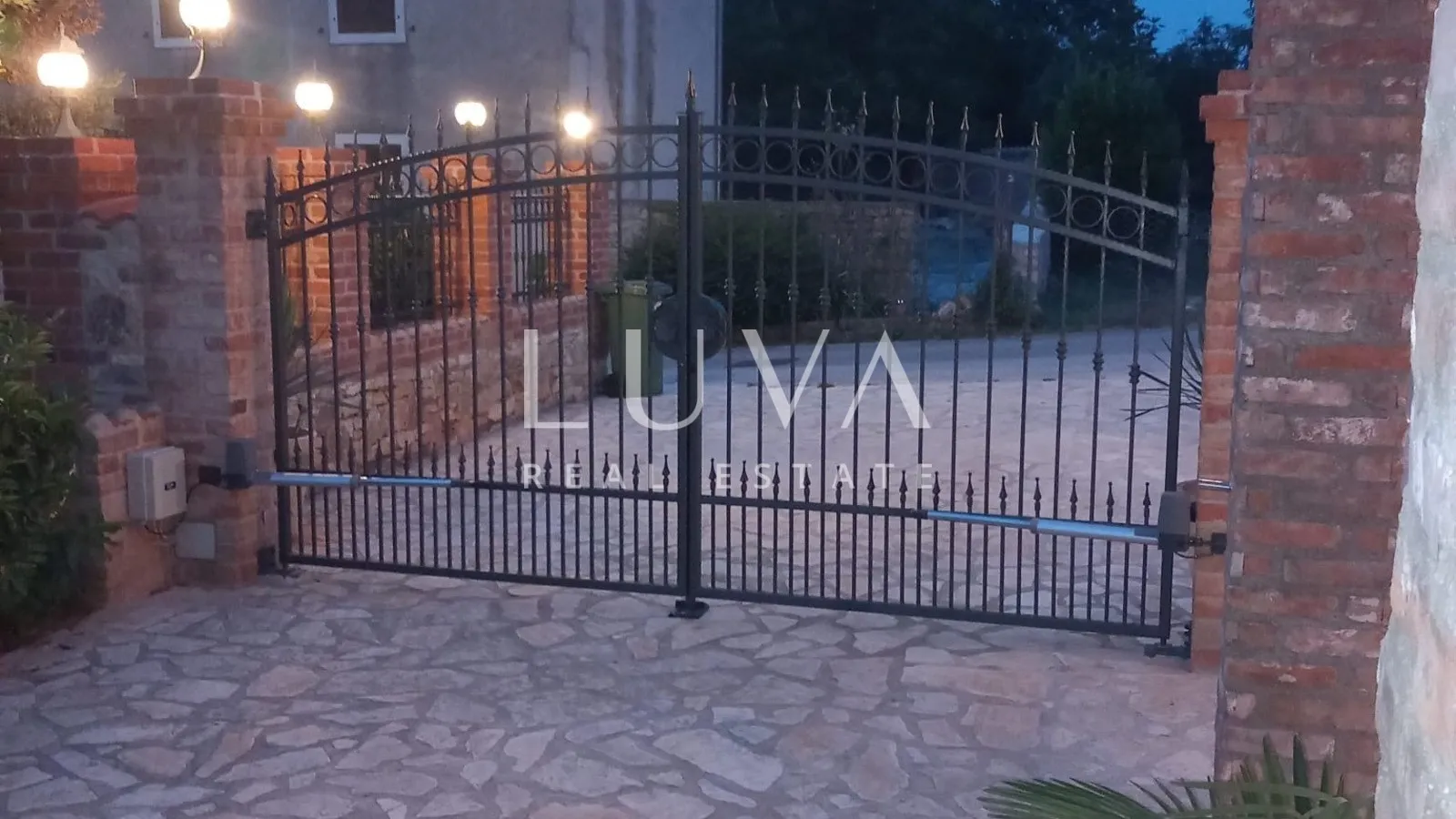 Istra, Višnjan, rustikalna kuća s tri apartmana, 580m2