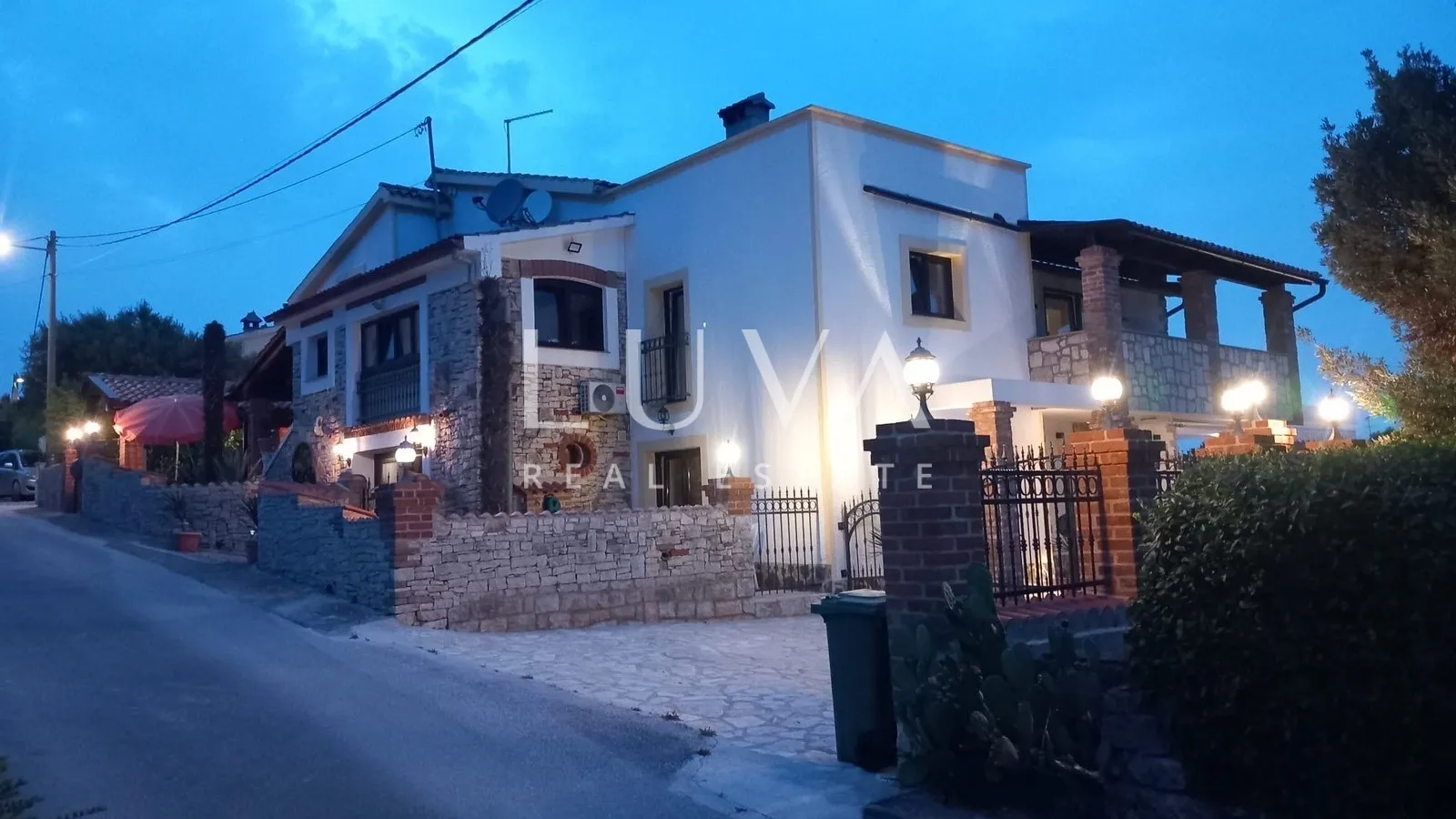 Istra, Višnjan, rustikalna kuća s tri apartmana, 580m2