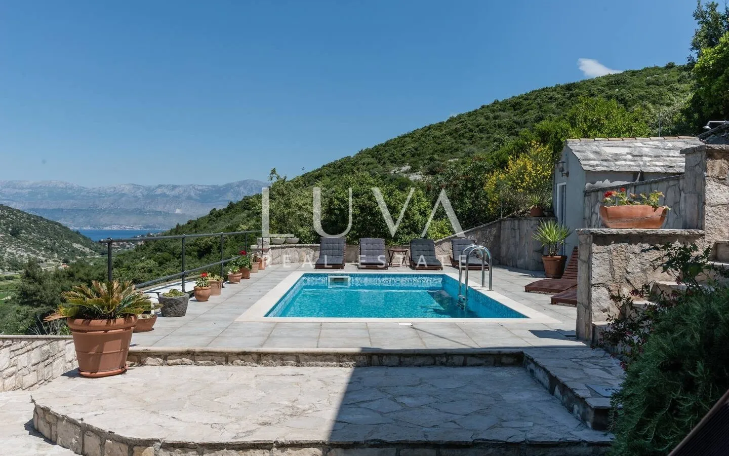 Dol, Brač, kamena kuća s pogledom na more na prodaju