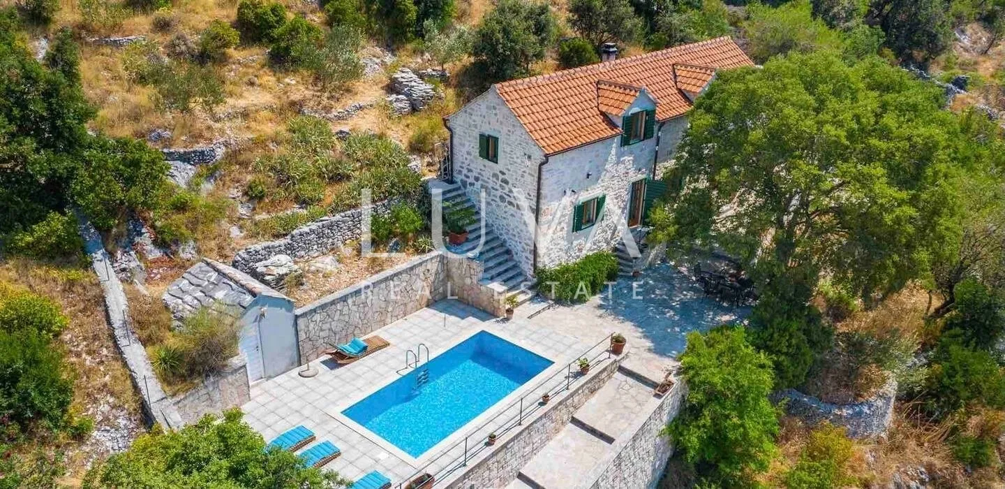 Dol, Brač, kamena kuća s pogledom na more na prodaju