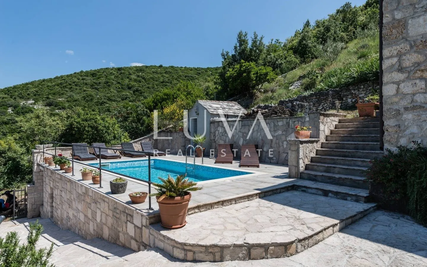 Dol, Brač, kamena kuća s pogledom na more na prodaju