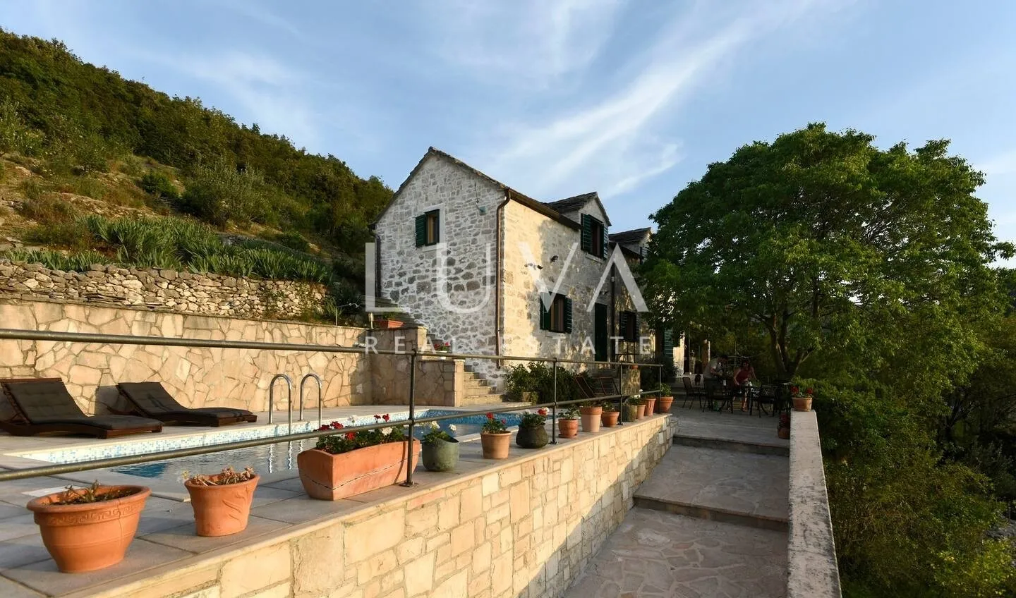 Dol, Brač, kamena kuća s pogledom na more na prodaju