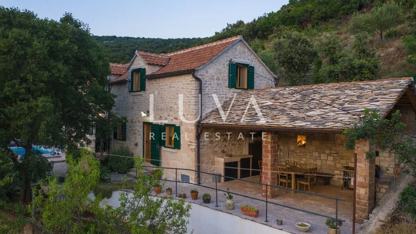 Dol, Brač, kamena kuća s pogledom na more na prodaju