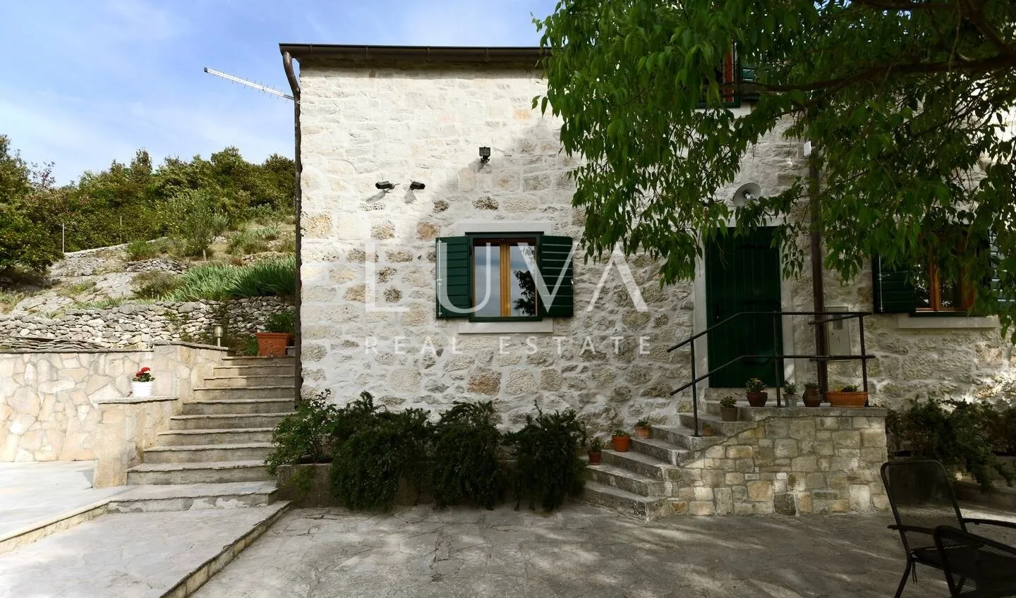 Dol, Brač, kamena kuća s pogledom na more na prodaju