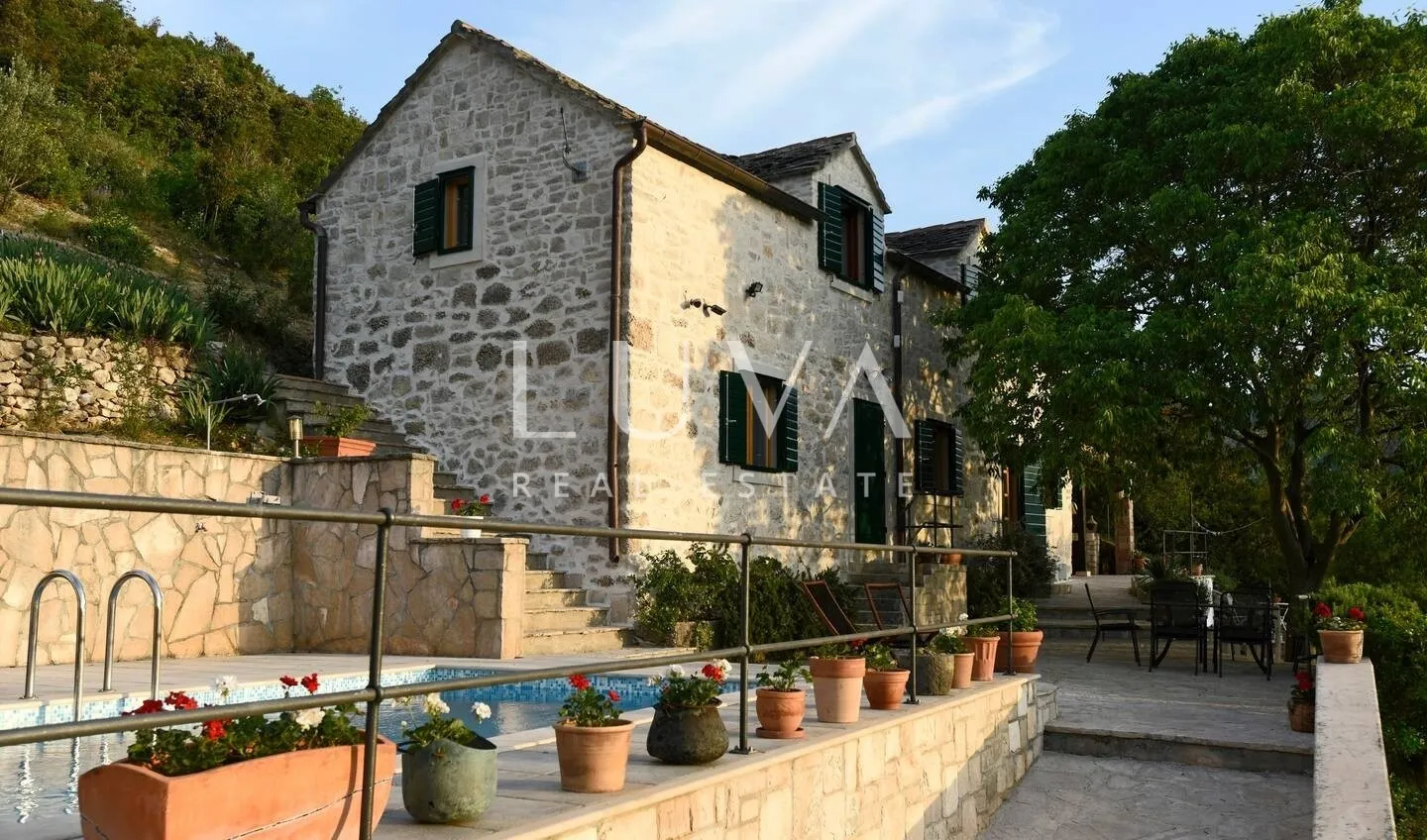 Dol, Brač, kamena kuća s pogledom na more na prodaju