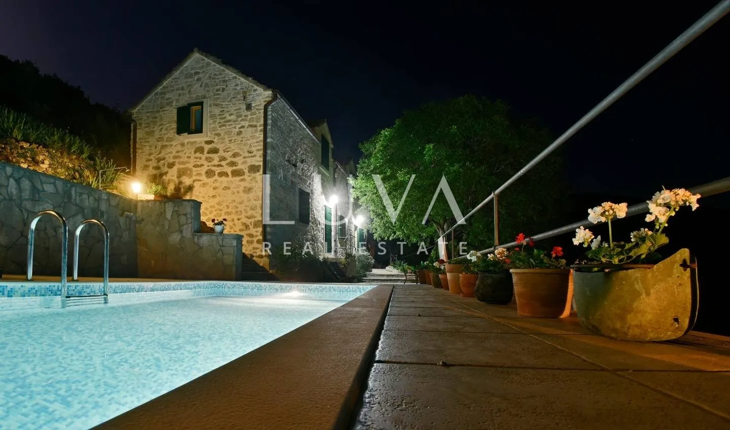 Dol, Brač, kamena kuća s pogledom na more na prodaju