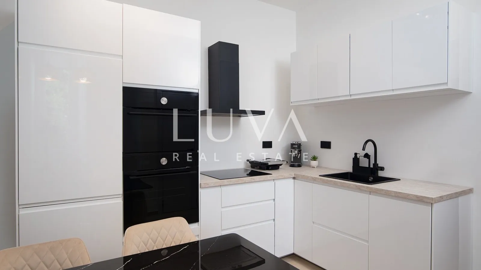 Pula, moderni stan pored Arene s vrtom, 67 m2
