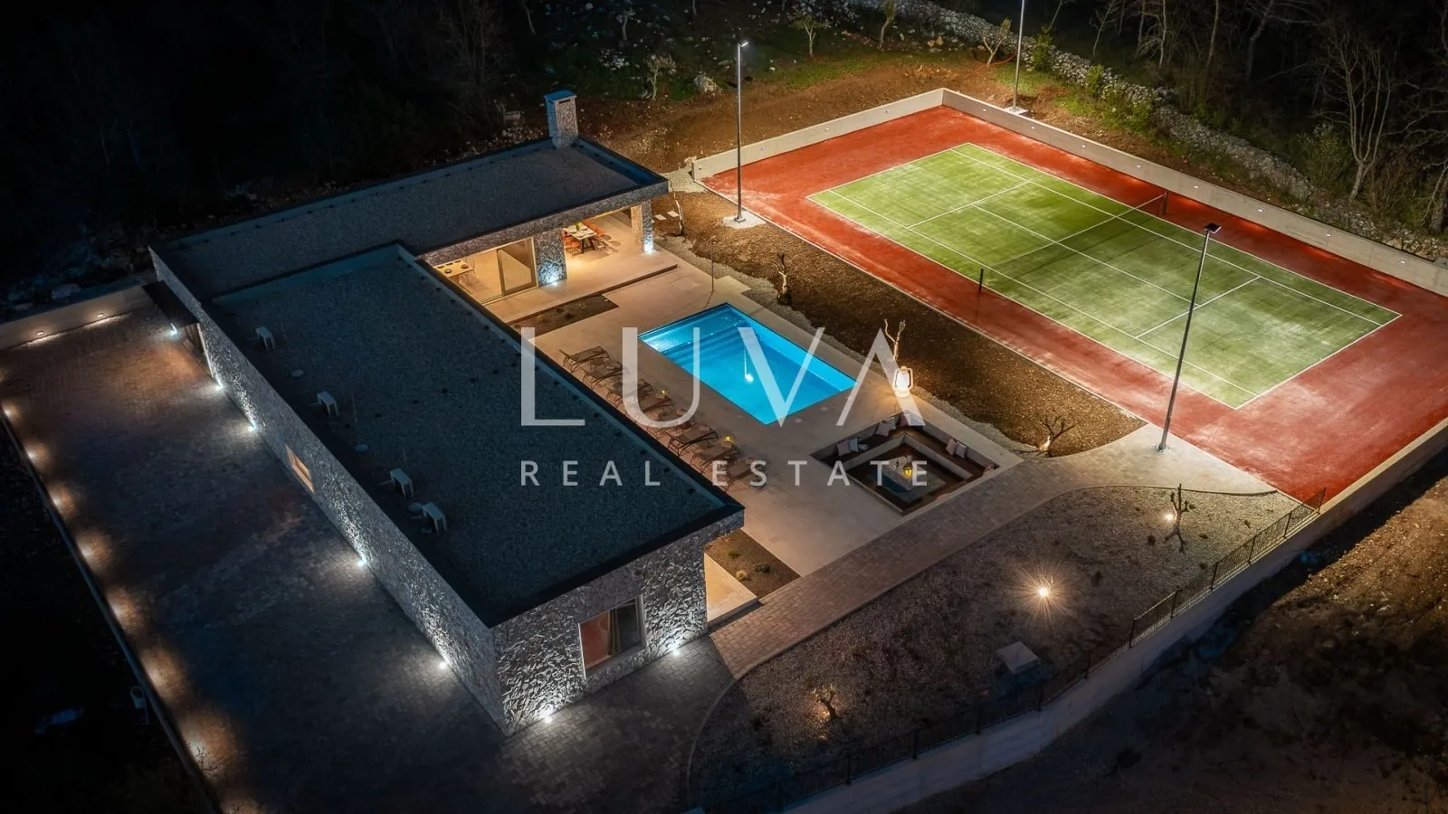 Dicmo, Split, luksuzna vila s bazenom i tenis terenom na prodaju