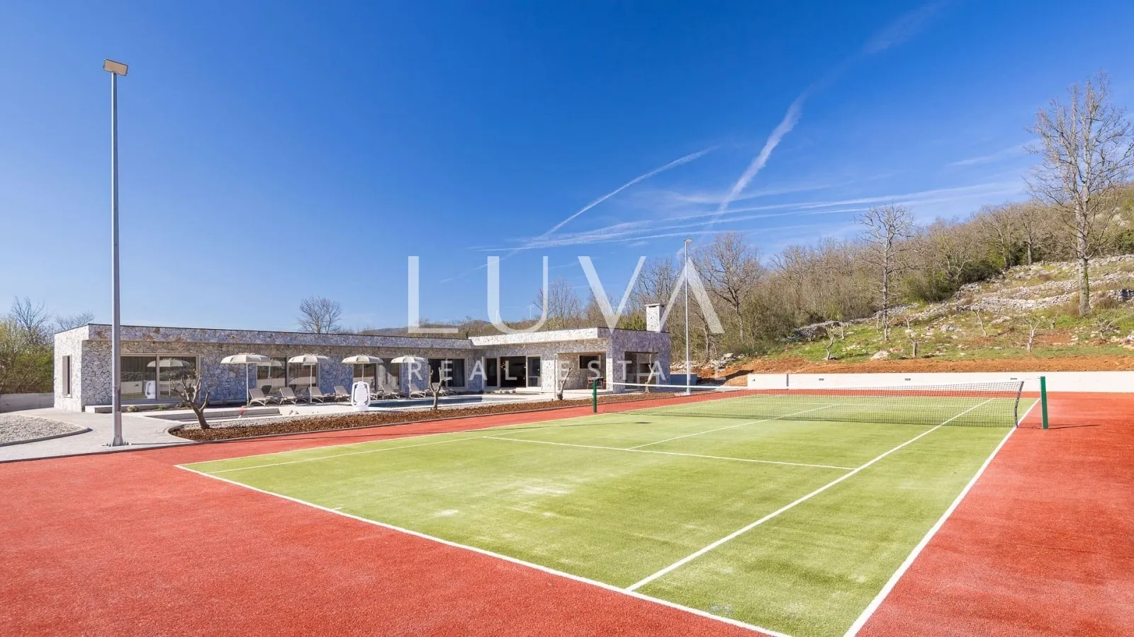 Dicmo, Split, luksuzna vila s bazenom i tenis terenom na prodaju
