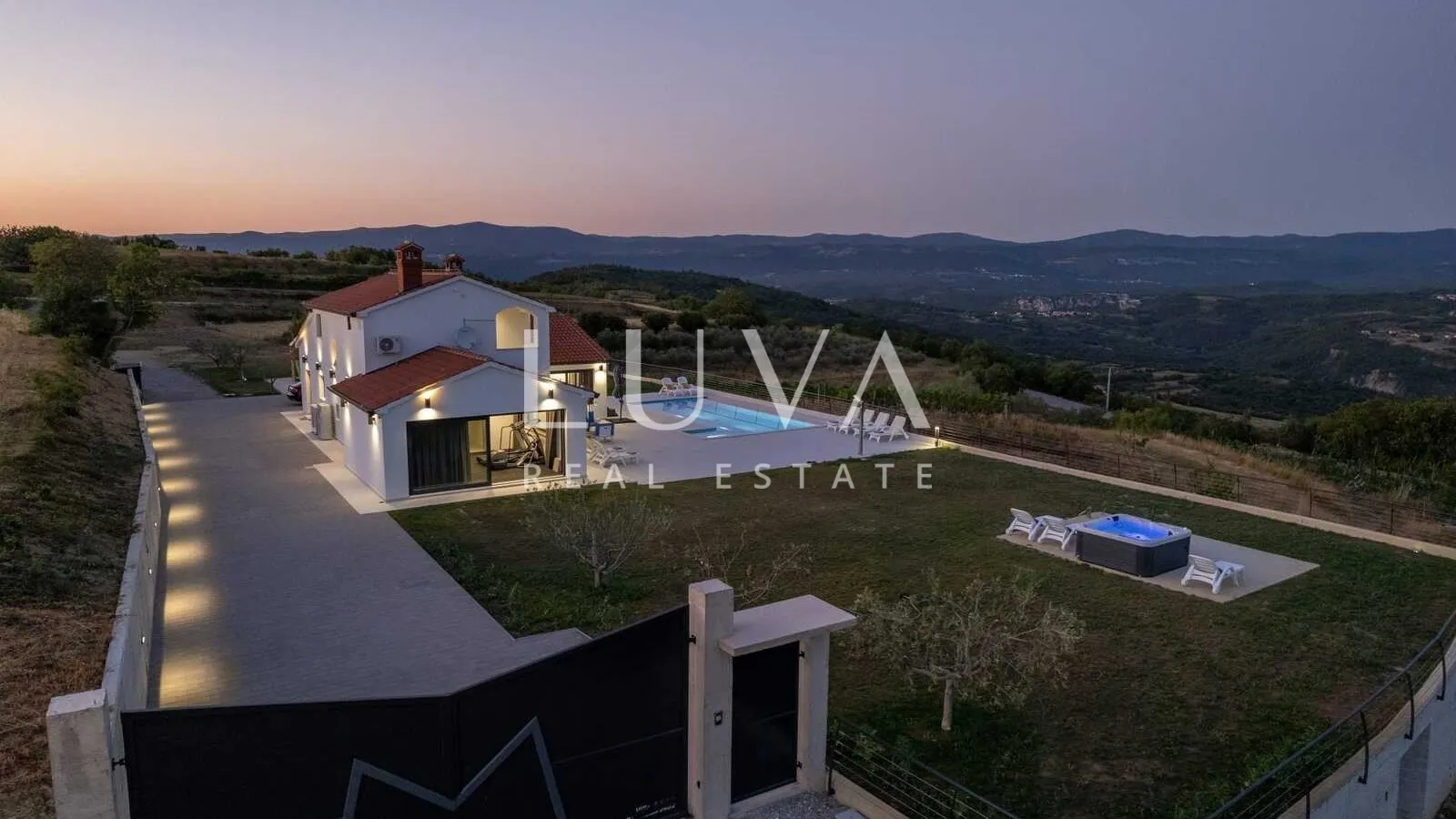 Istra, Vrh, moderna vila s jedinstvenim pogledom, 190 m2