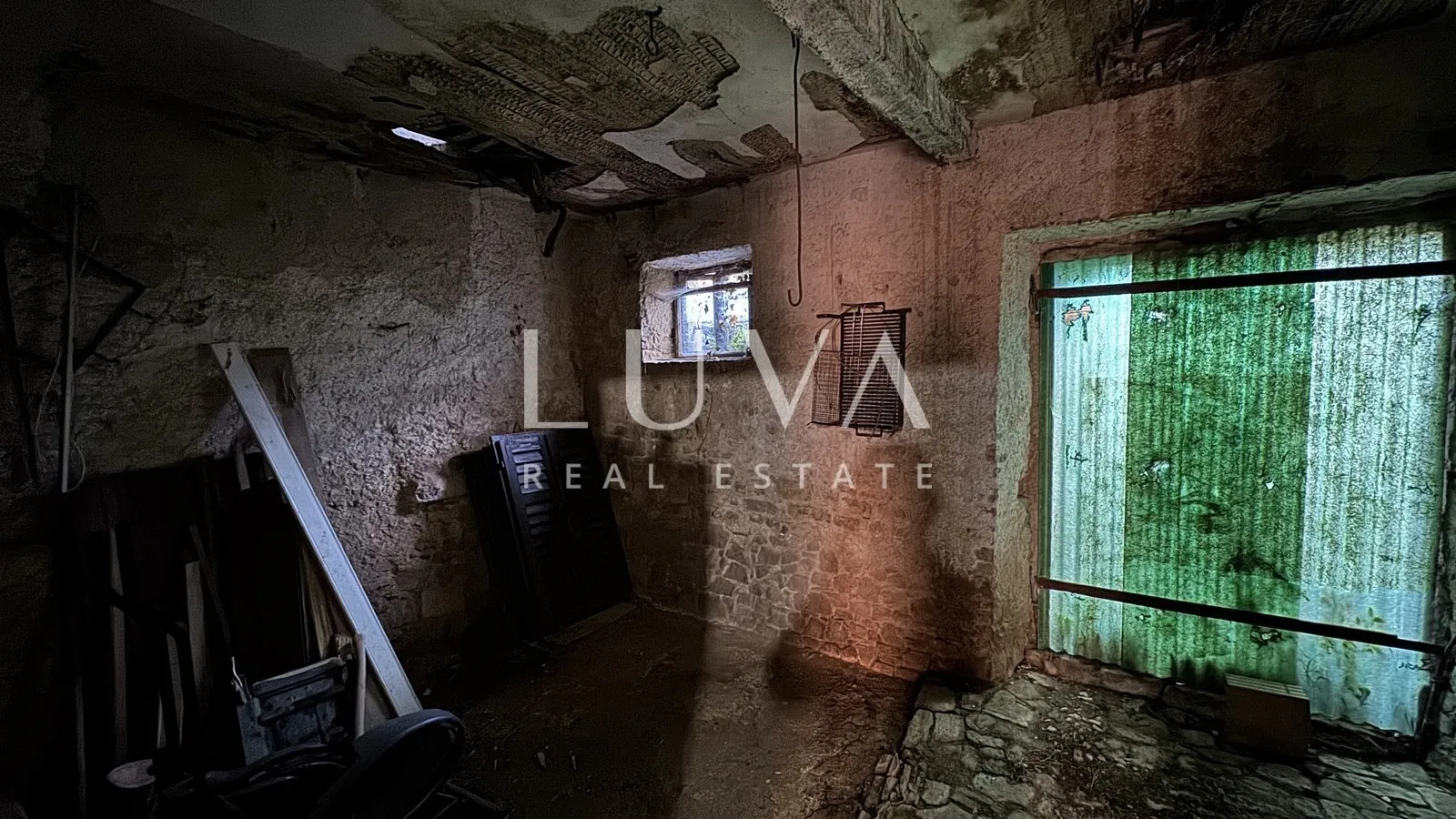 Istra, Motovun,  kuća za renovaciju s dvorištem, 195 m2