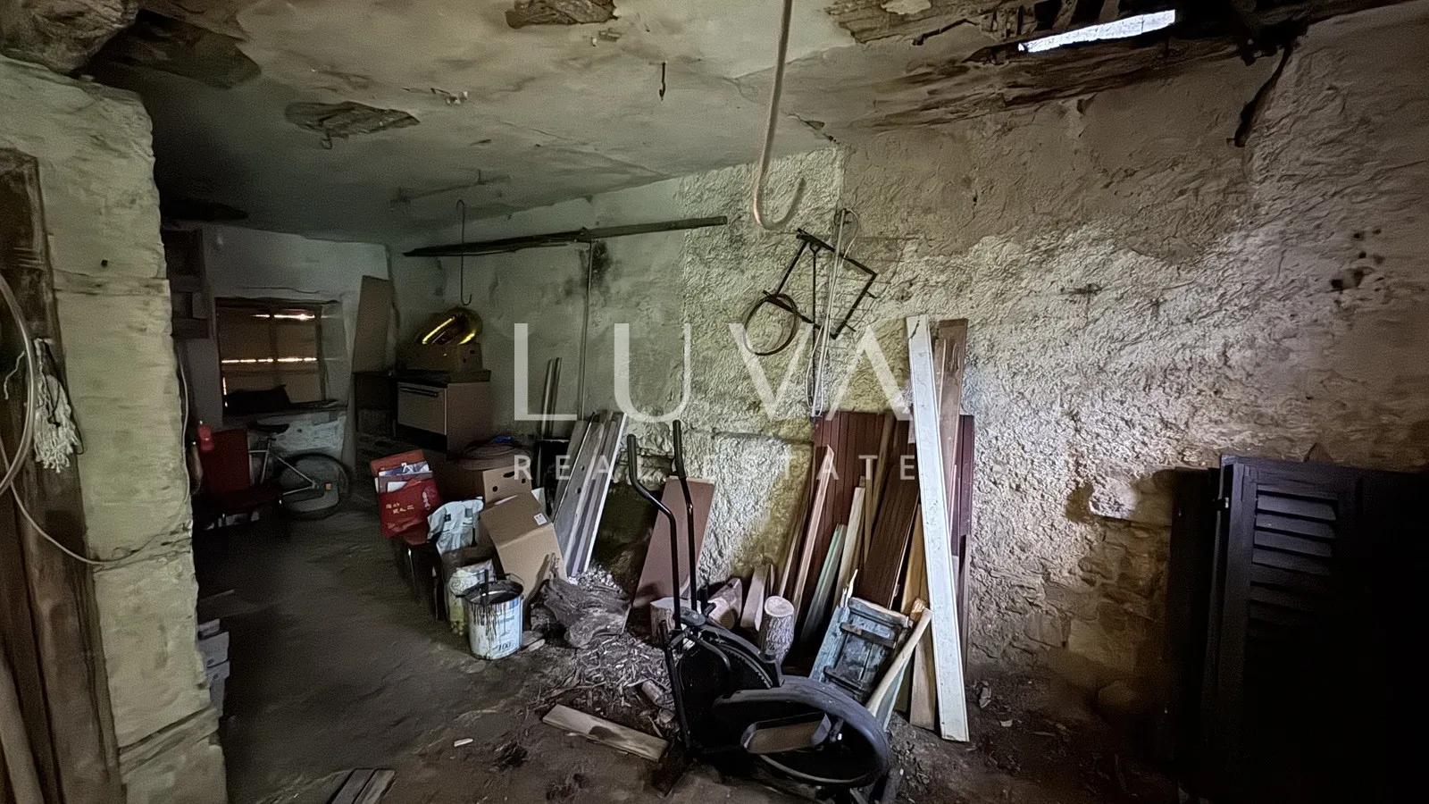 Istra, Motovun,  kuća za renovaciju s dvorištem, 195 m2