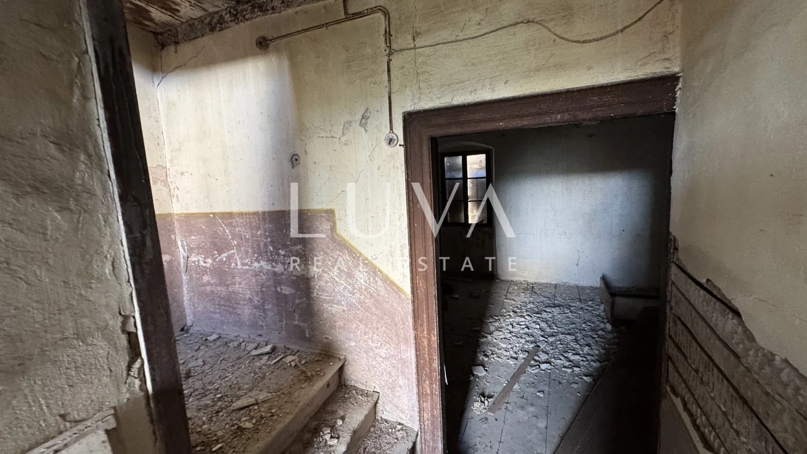 Istra, Motovun,  kuća za renovaciju s dvorištem, 195 m2