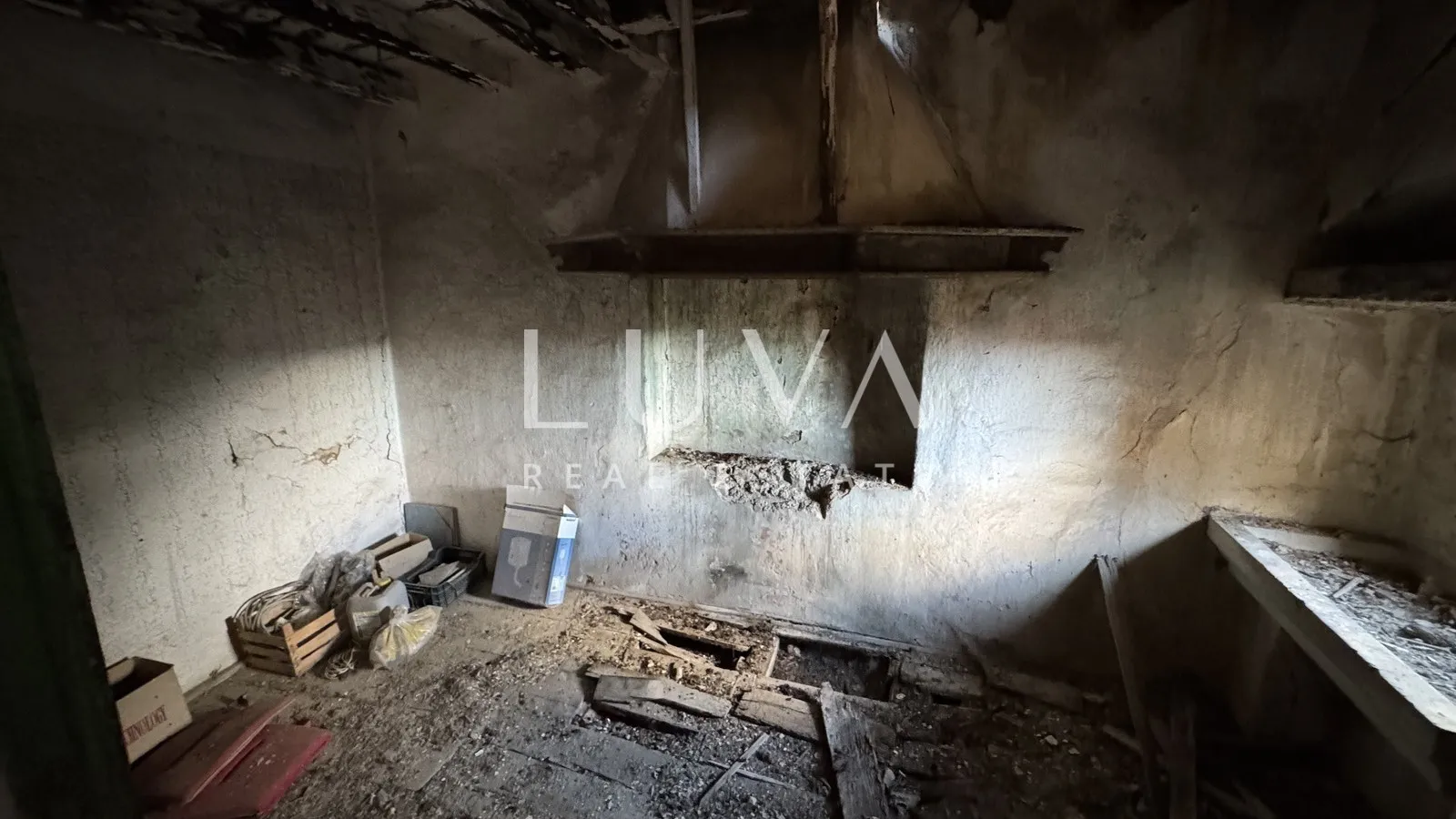 Istra, Motovun,  kuća za renovaciju s dvorištem, 195 m2