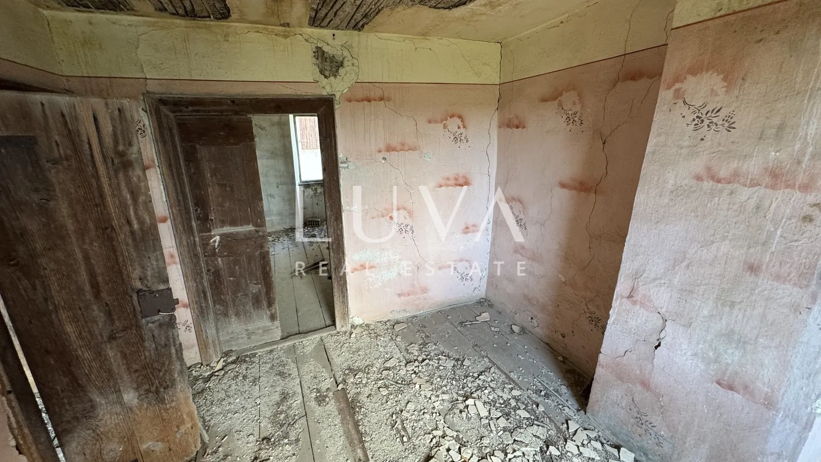 Istra, Motovun,  kuća za renovaciju s dvorištem, 195 m2