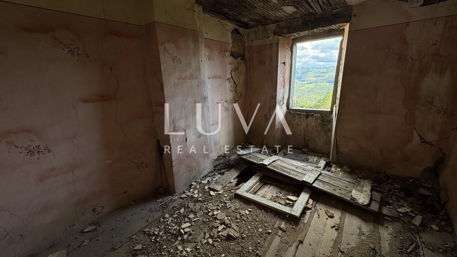 Istra, Motovun,  kuća za renovaciju s dvorištem, 195 m2