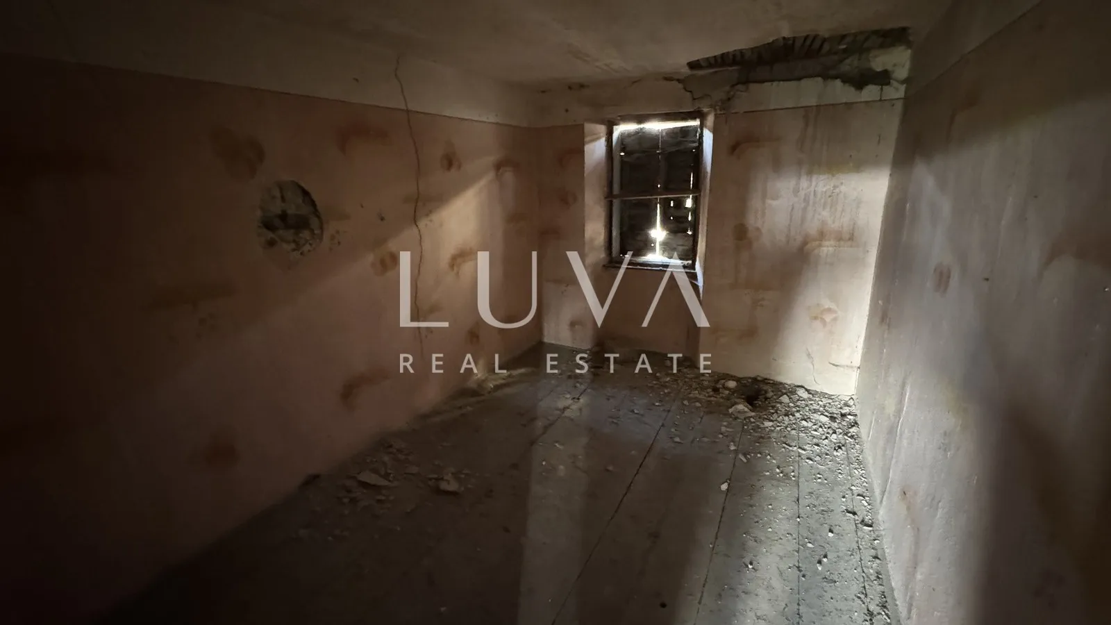 Istra, Motovun,  kuća za renovaciju s dvorištem, 195 m2