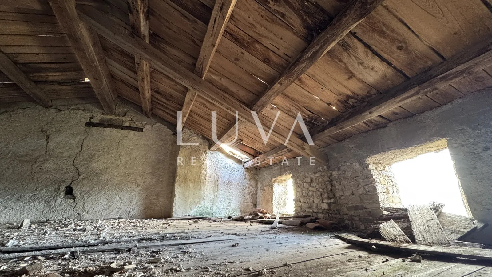 Istra, Motovun,  kuća za renovaciju s dvorištem, 195 m2
