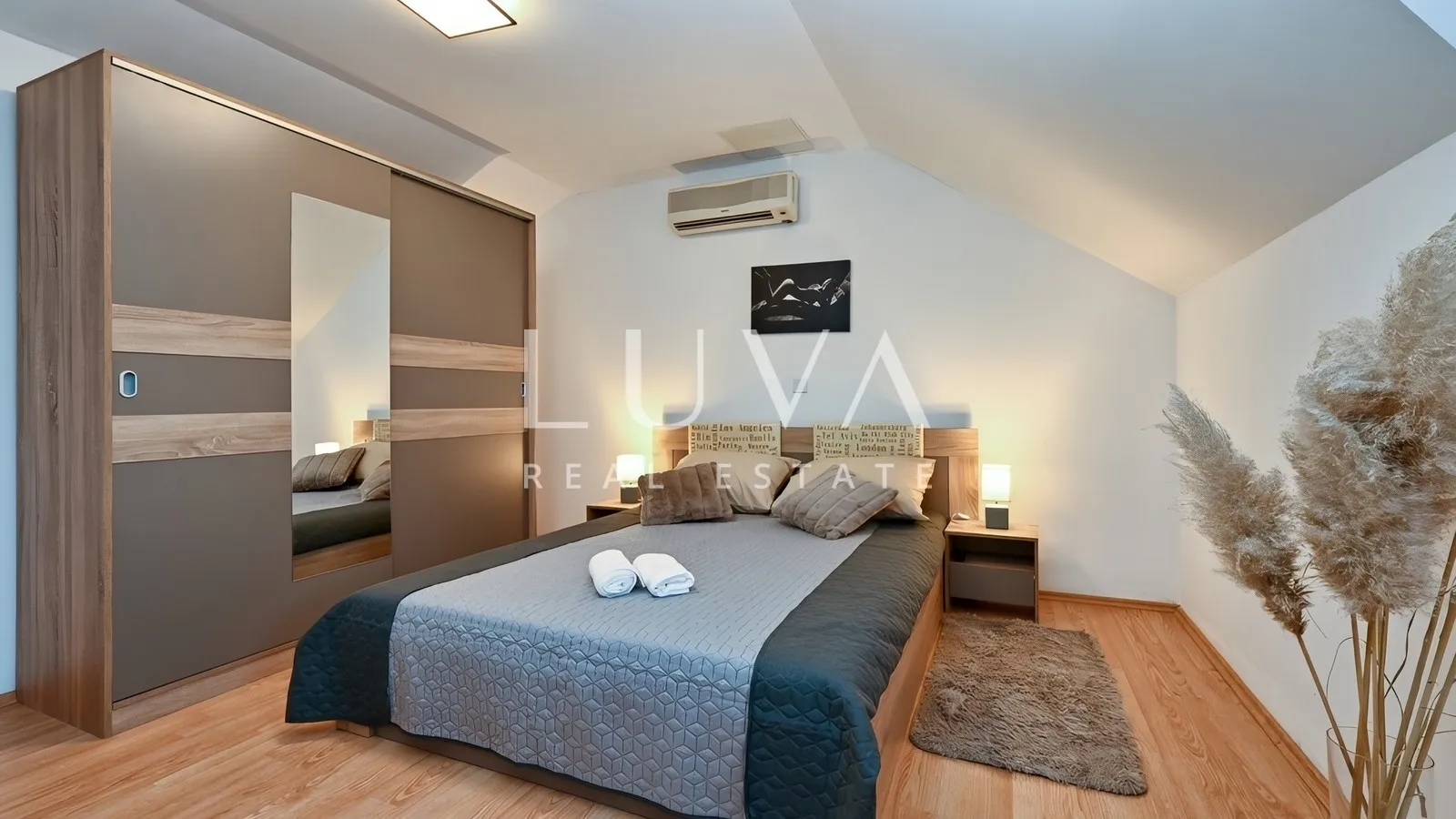 Kloštar Ivanić, kuća s bazenom 145m2 i vinograd na prodaju