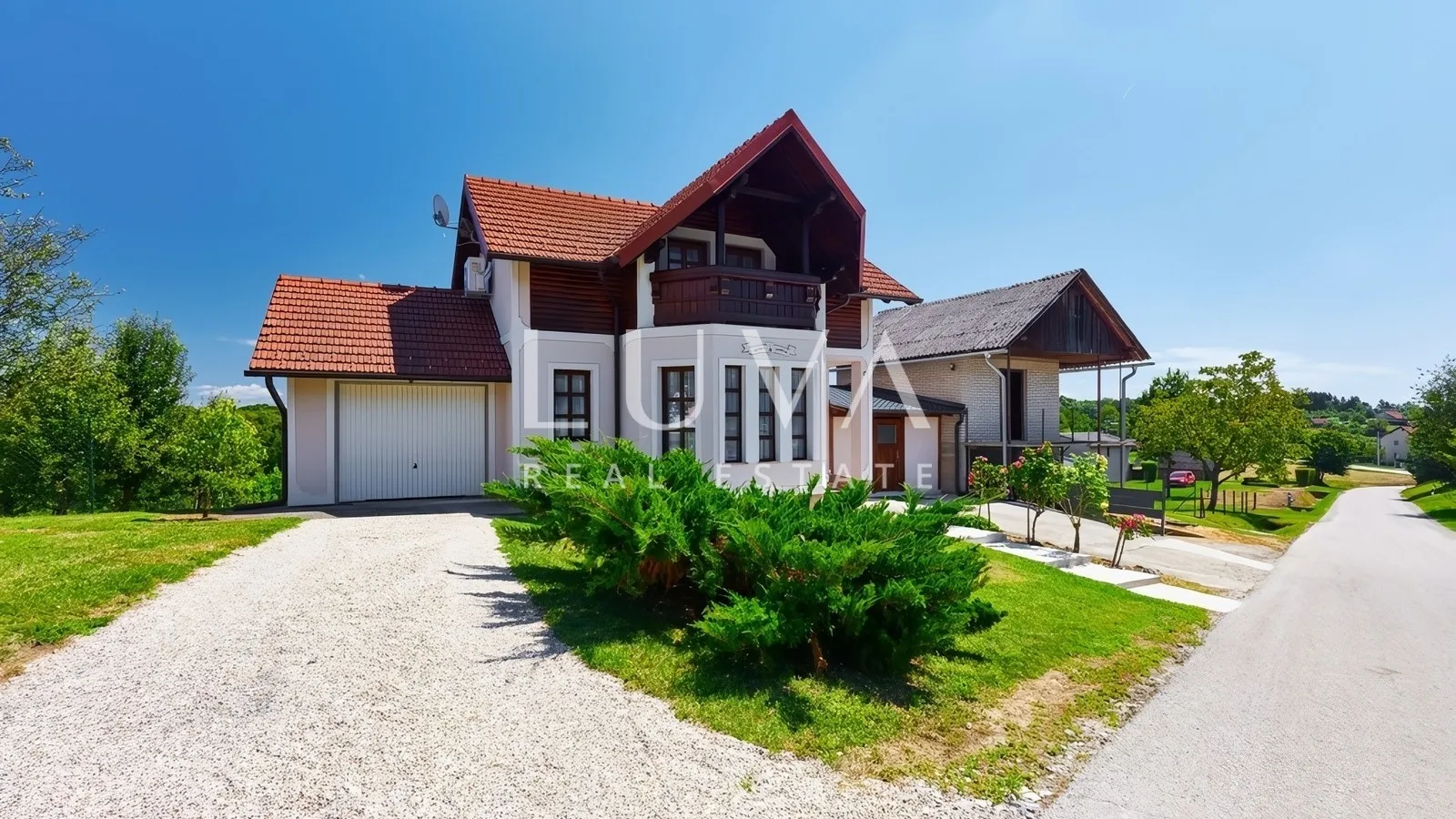 Kloštar Ivanić, kuća s bazenom 145m2 i vinograd na prodaju
