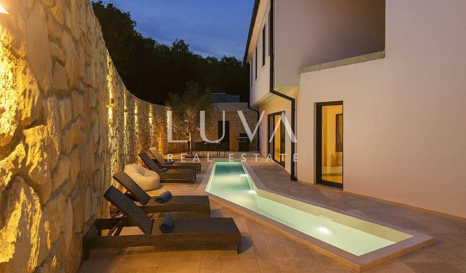 Krk, Vrbnik, luksuzna vila s bazenom na osami na prodaju