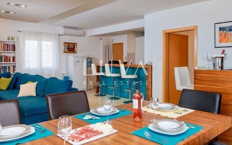 Hvar, Brusje, luksuzna vila s bazenom i pogledom na more na prodaju