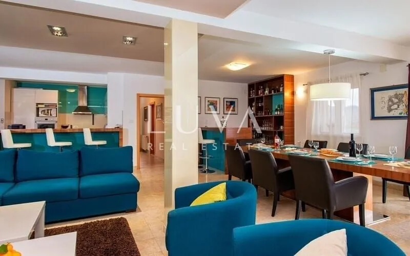 Hvar, Brusje, luksuzna vila s bazenom i pogledom na more na prodaju