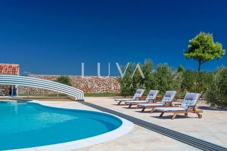 Hvar, Brusje, luksuzna vila s bazenom i pogledom na more na prodaju