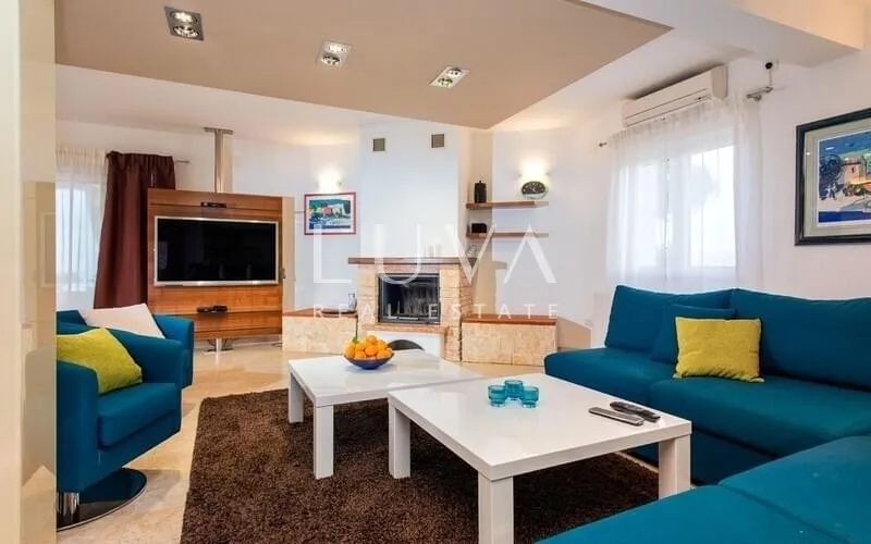 Hvar, Brusje, luksuzna vila s bazenom i pogledom na more na prodaju