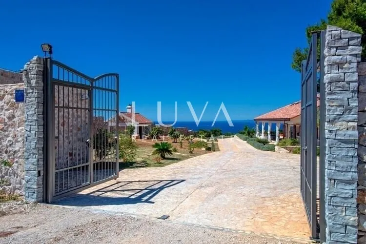 Hvar, Brusje, luksuzna vila s bazenom i pogledom na more na prodaju