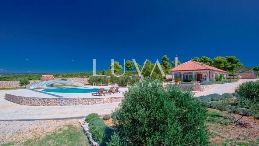 Hvar, Brusje, luksuzna vila s bazenom i pogledom na more na prodaju