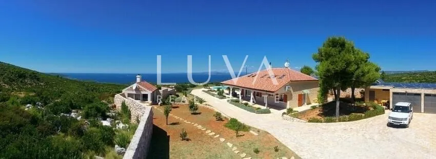 Hvar, Brusje, luksuzna vila s bazenom i pogledom na more na prodaju
