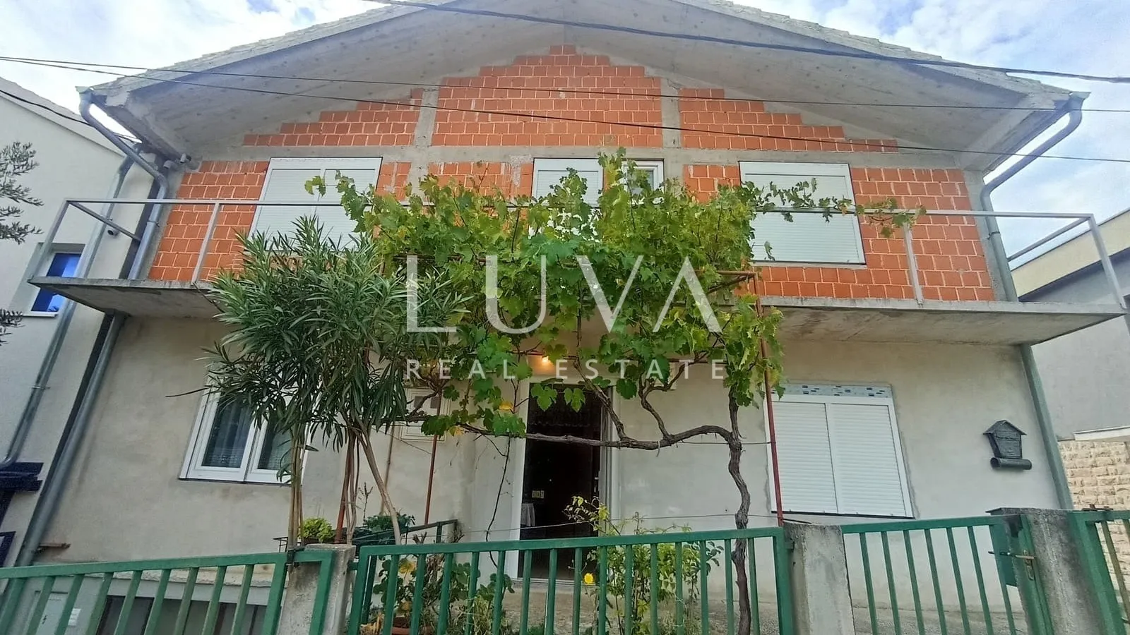 Marina, Trogir, prodaja dvojne kuće 247 m2 na 3 etaže + parking