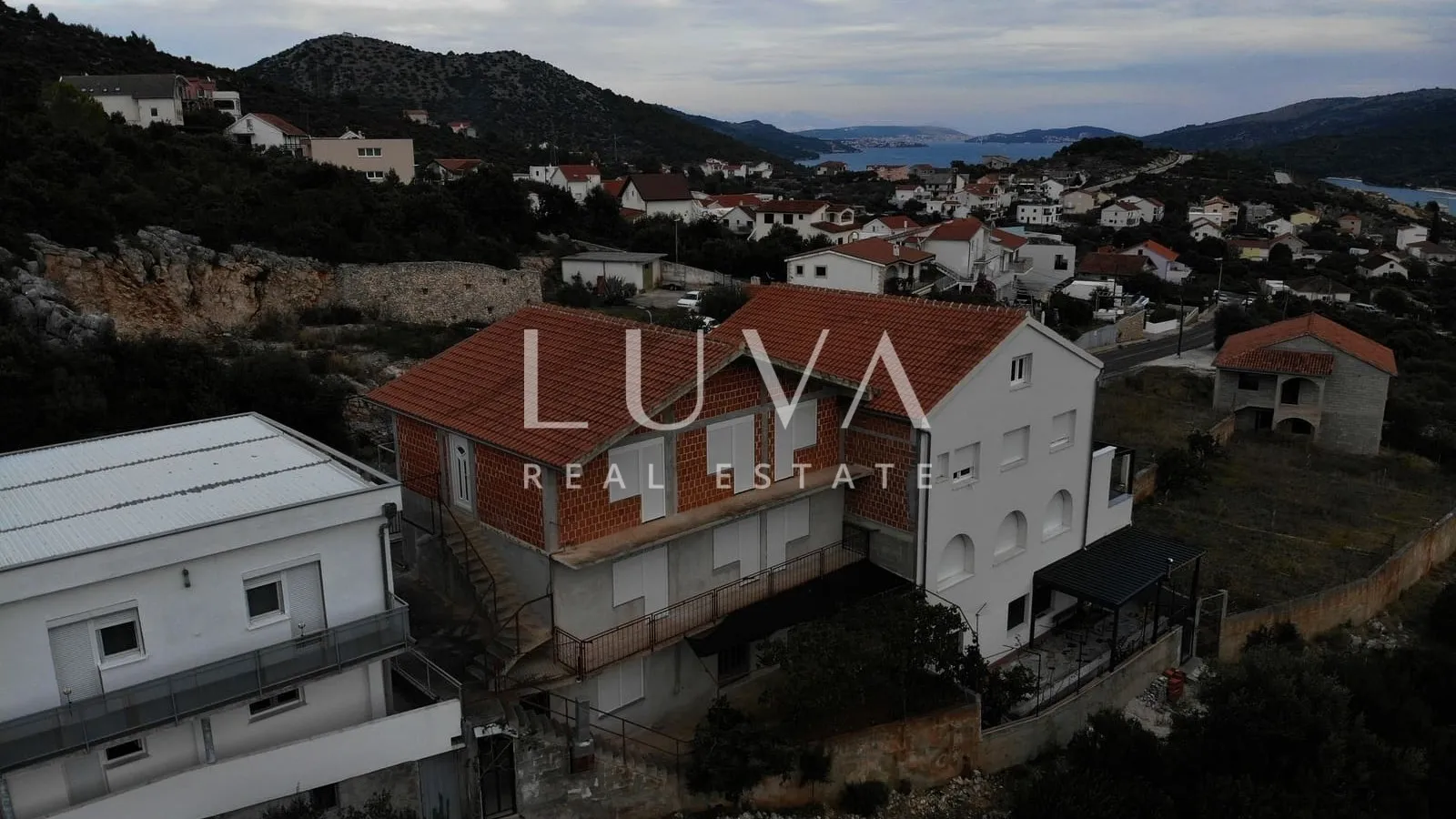 Marina, Trogir, prodaja dvojne kuće 247 m2 na 3 etaže + parking