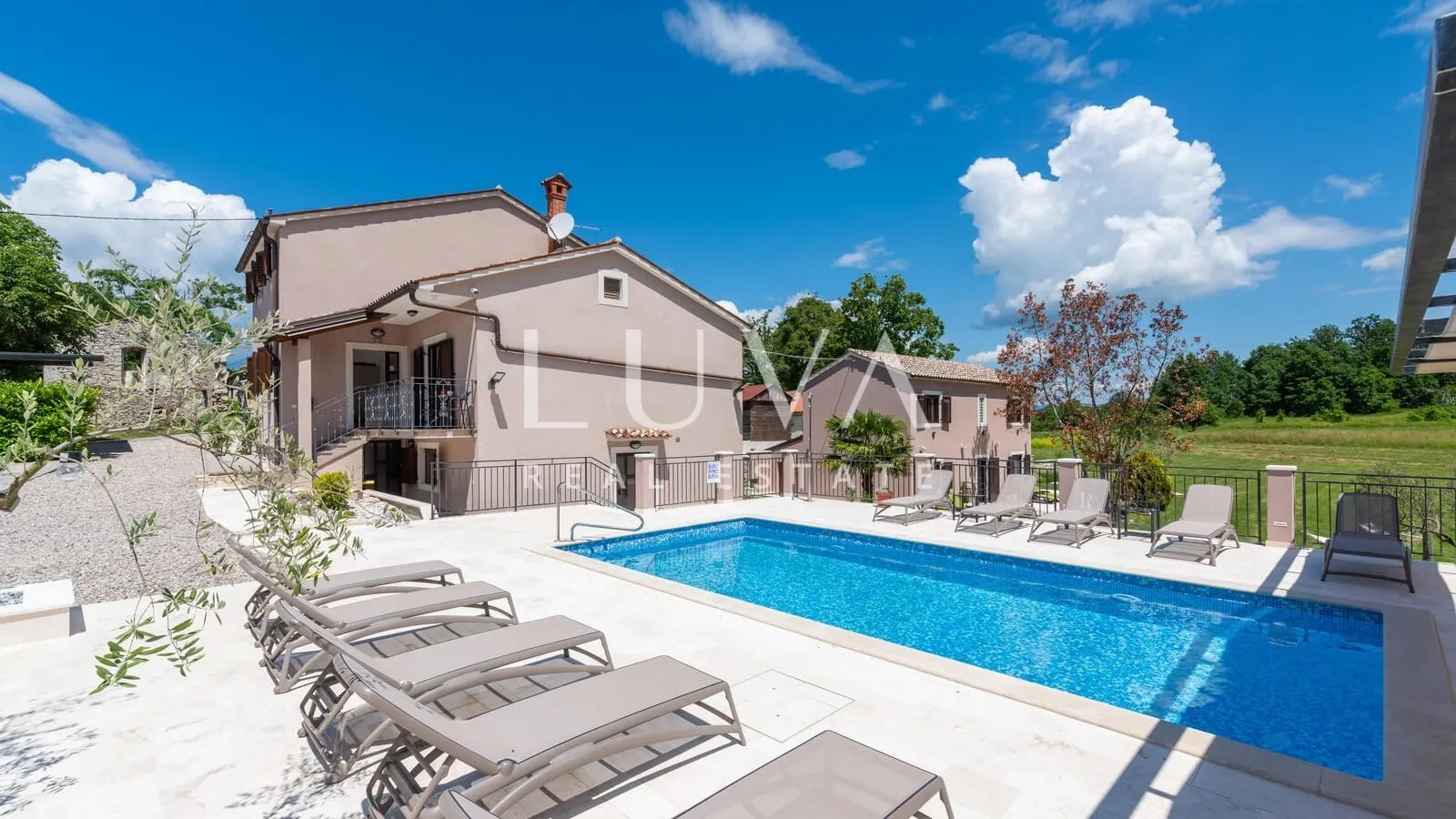Istria, Pićan, villa with pool and tennis court for sale