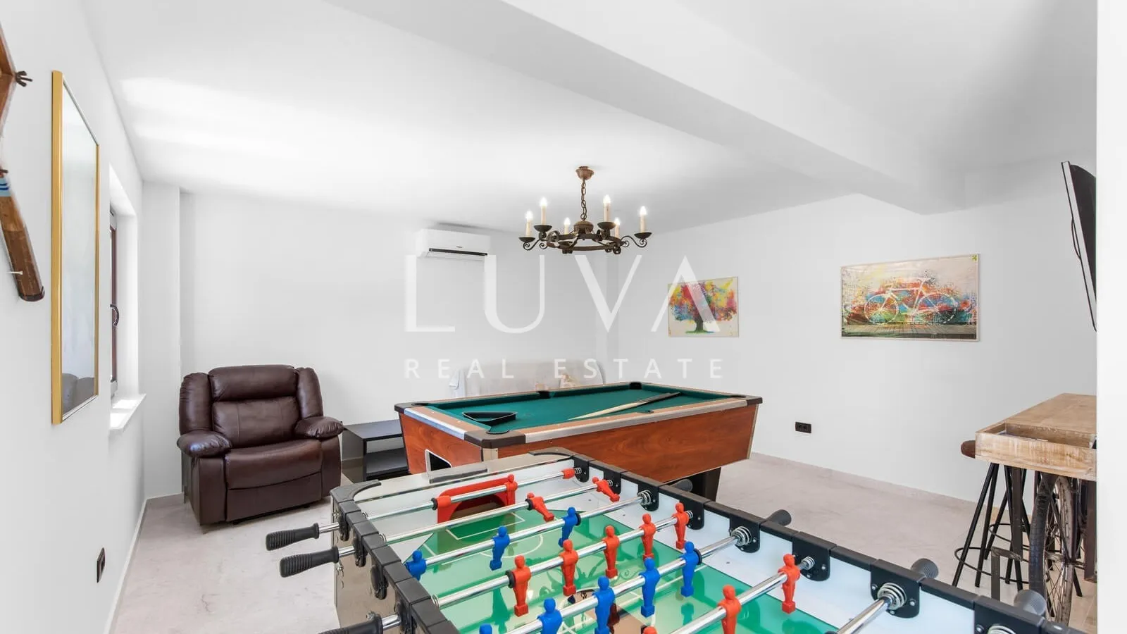 Istria, Pićan, villa with pool and tennis court for sale