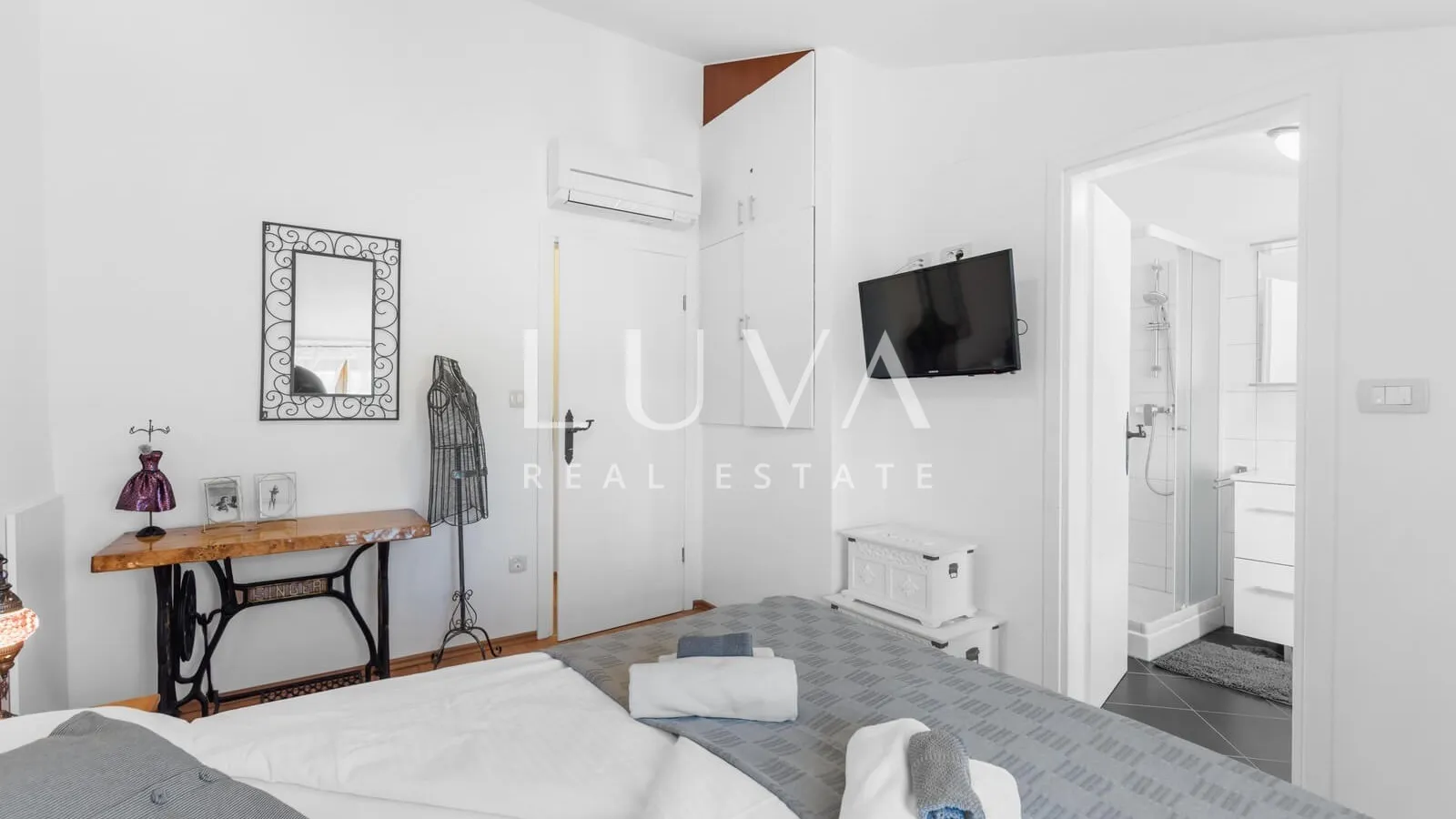 Istria, Pićan, villa with pool and tennis court for sale