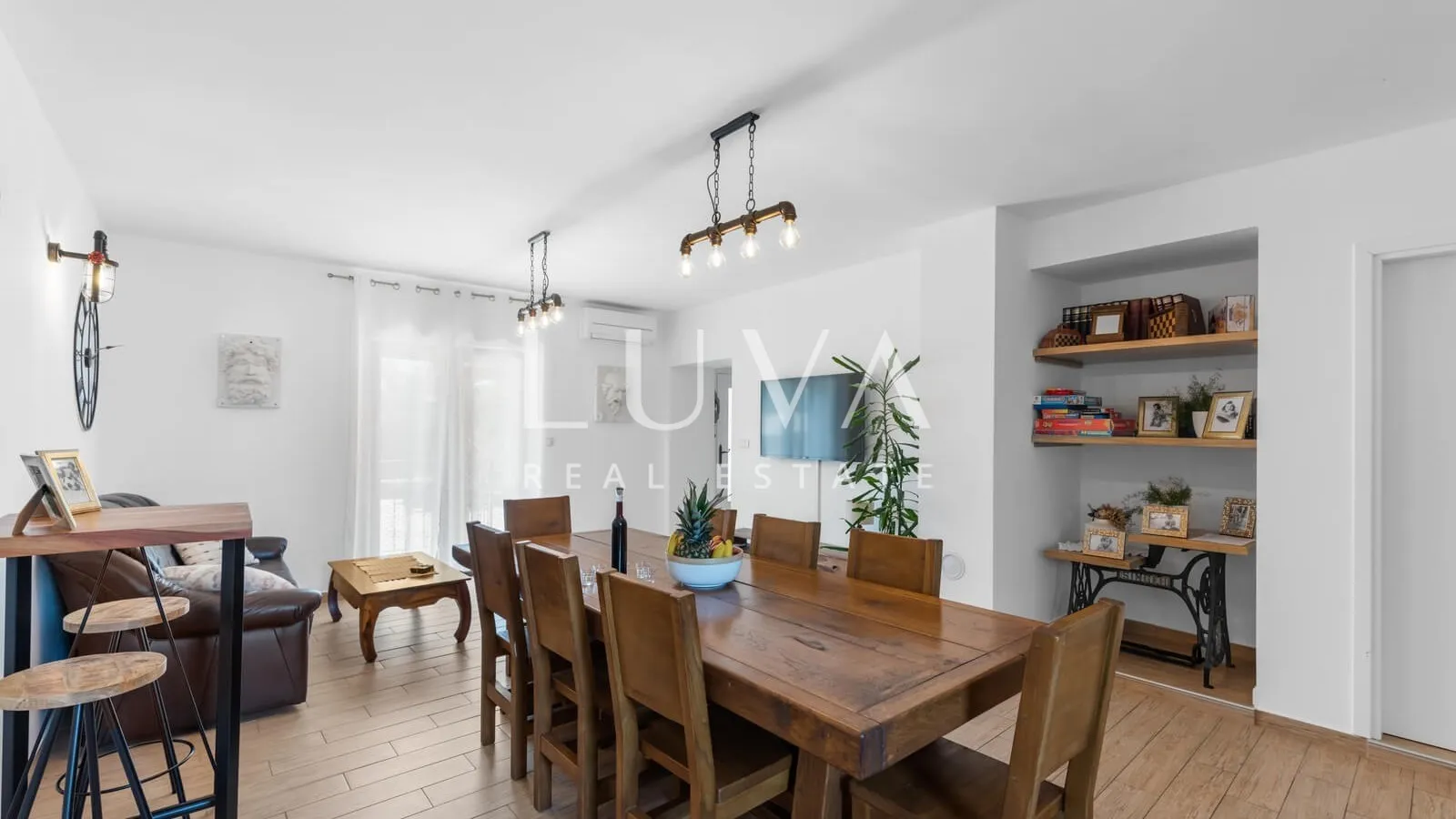 Istria, Pićan, villa with pool and tennis court for sale