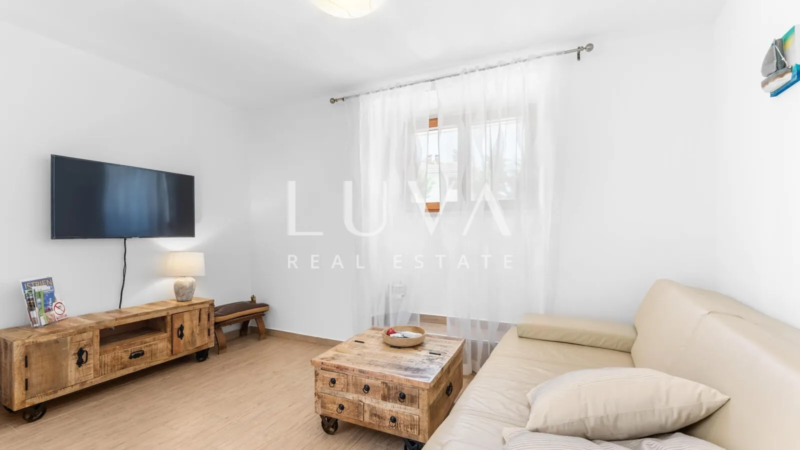 Istria, Pićan, villa with pool and tennis court for sale