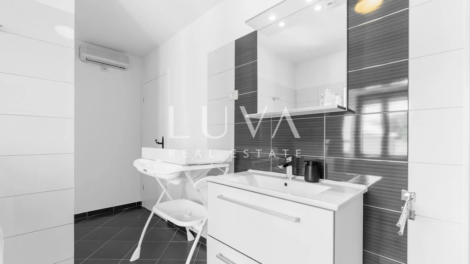 Istria, Pićan, villa with pool and tennis court for sale