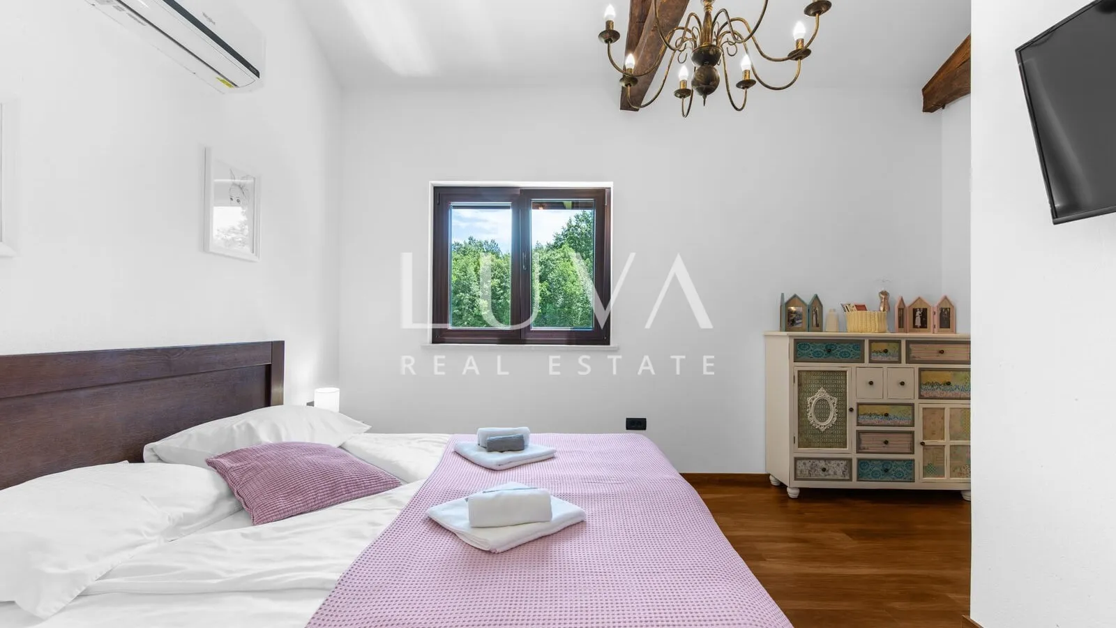 Istria, Pićan, villa with pool and tennis court for sale