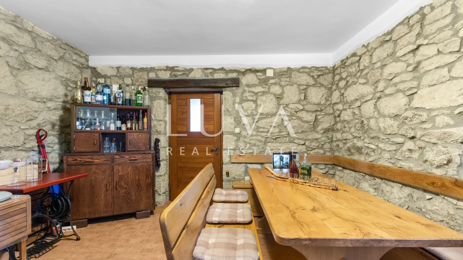 Istria, Pićan, villa with pool and tennis court for sale