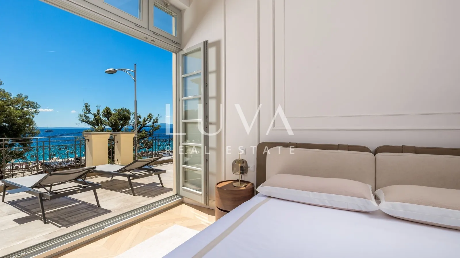 Opatija, strogi centar, luksuzan stan NKP 88 m2 na prodaju