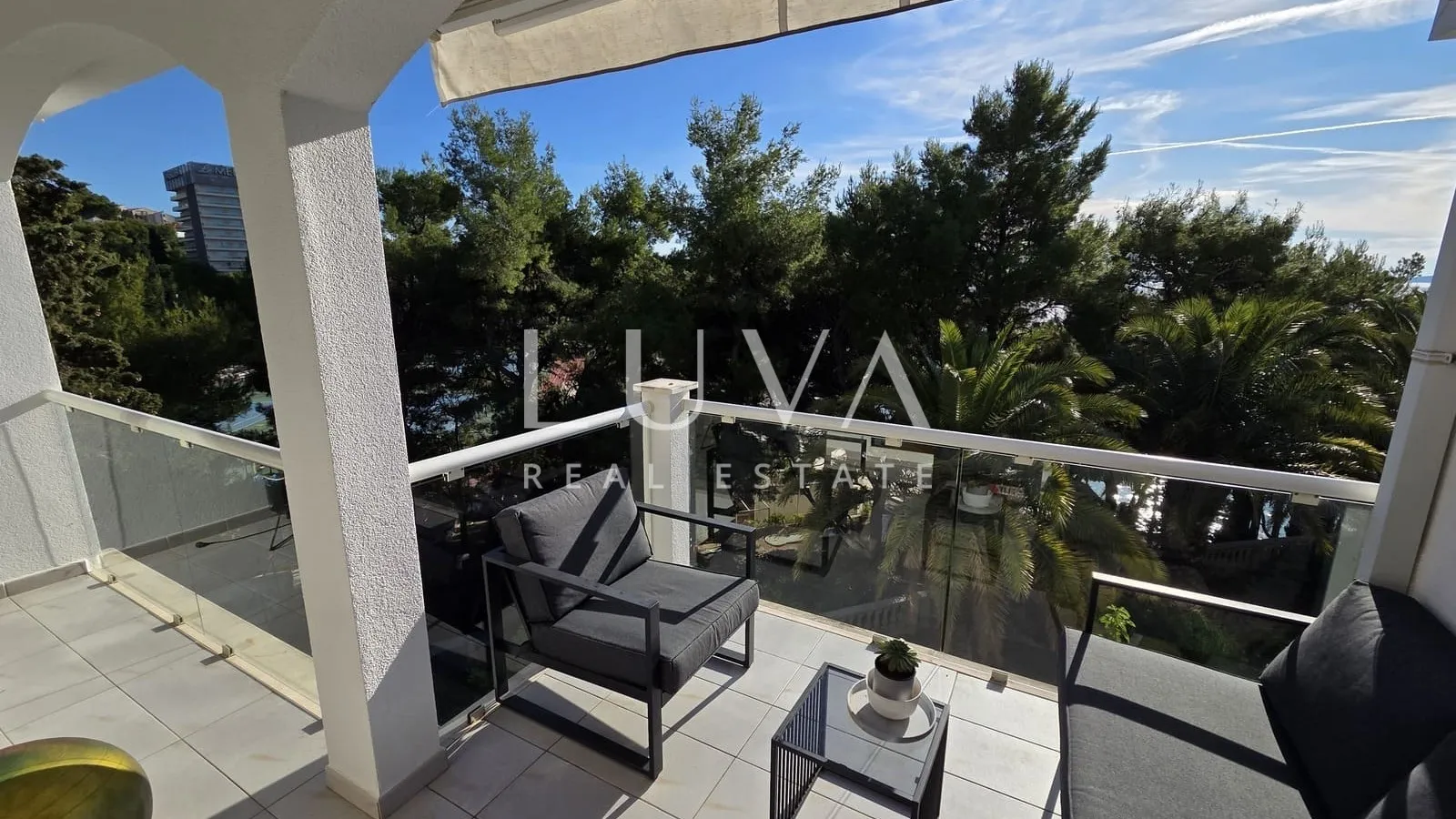 Split, Podstrana, vila prvi red uz more sa 7 apartmana na prodaju
