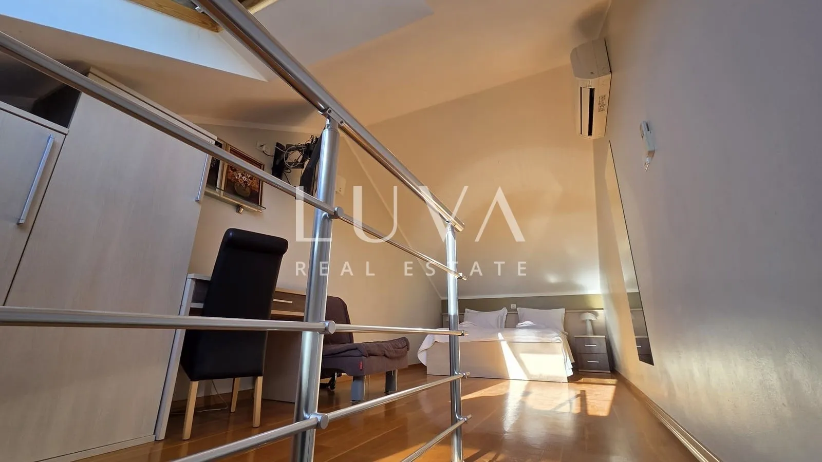 Split, Podstrana, vila prvi red uz more sa 7 apartmana na prodaju
