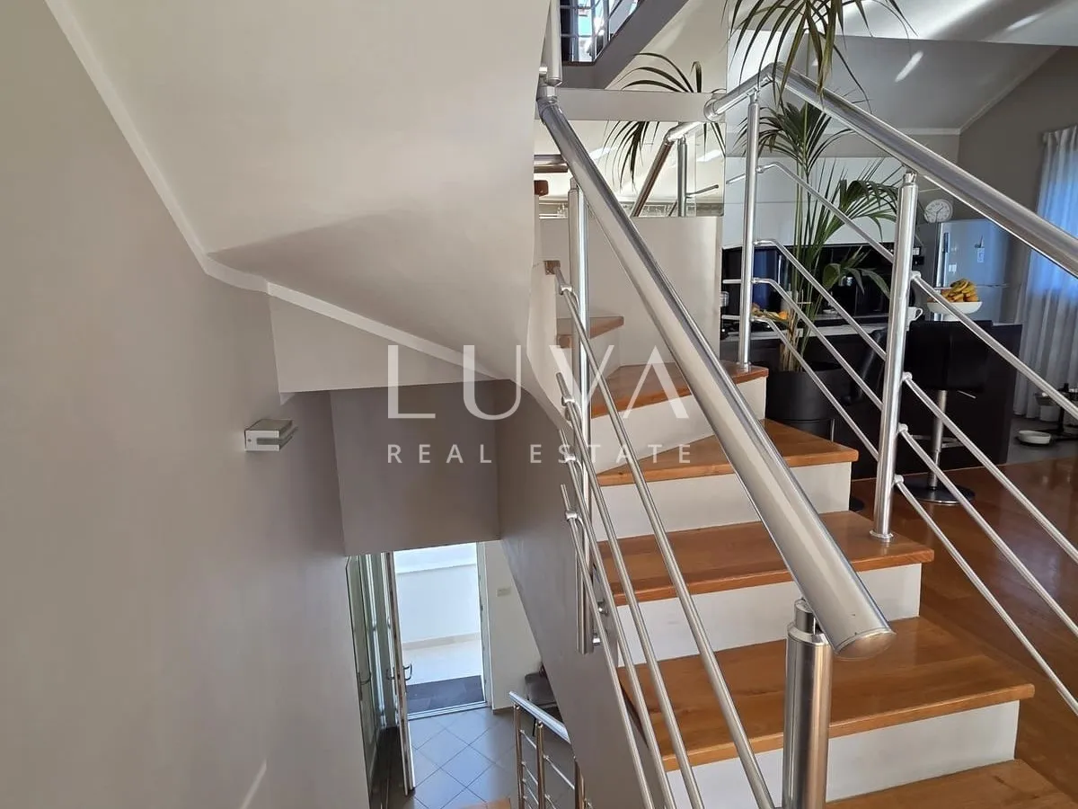 Split, Podstrana, vila prvi red uz more sa 7 apartmana na prodaju