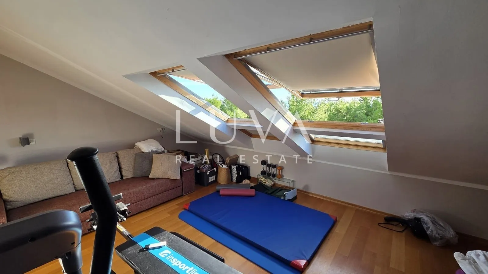 Split, Podstrana, vila prvi red uz more sa 7 apartmana na prodaju