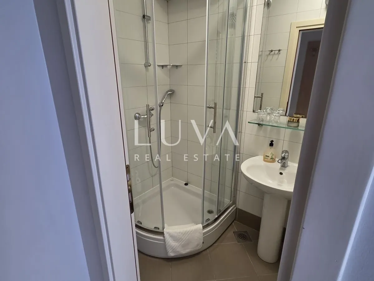 Split, Podstrana, vila prvi red uz more sa 7 apartmana na prodaju